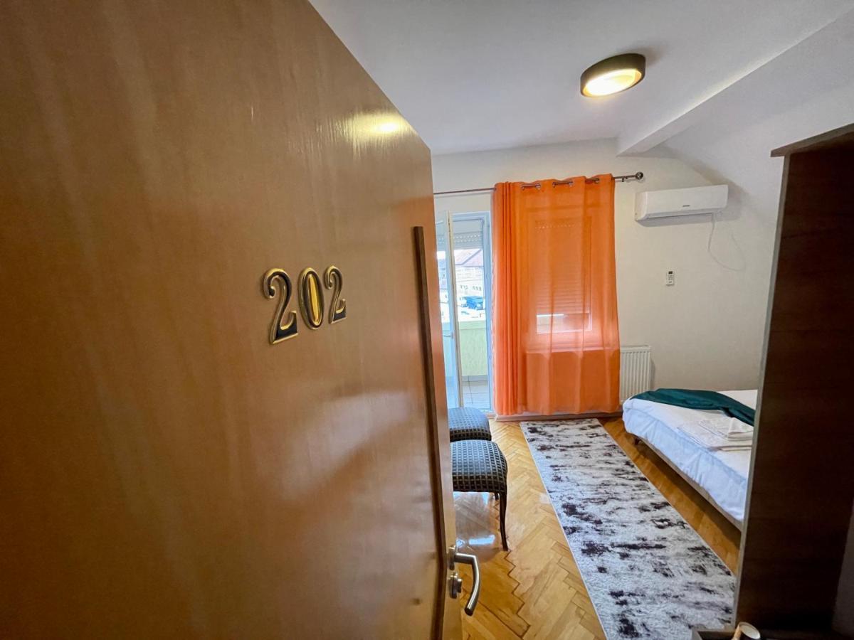 Madigan'S Hotel Kosovo Polje Esterno foto