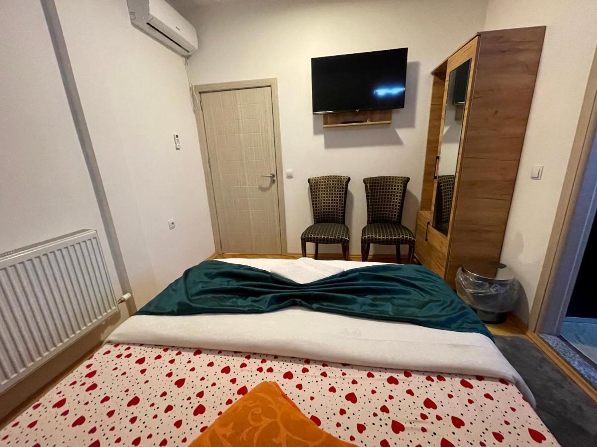 Madigan'S Hotel Kosovo Polje Esterno foto
