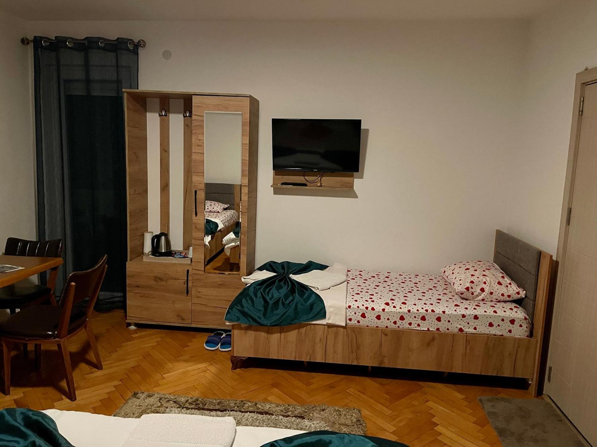 Madigan'S Hotel Kosovo Polje Esterno foto