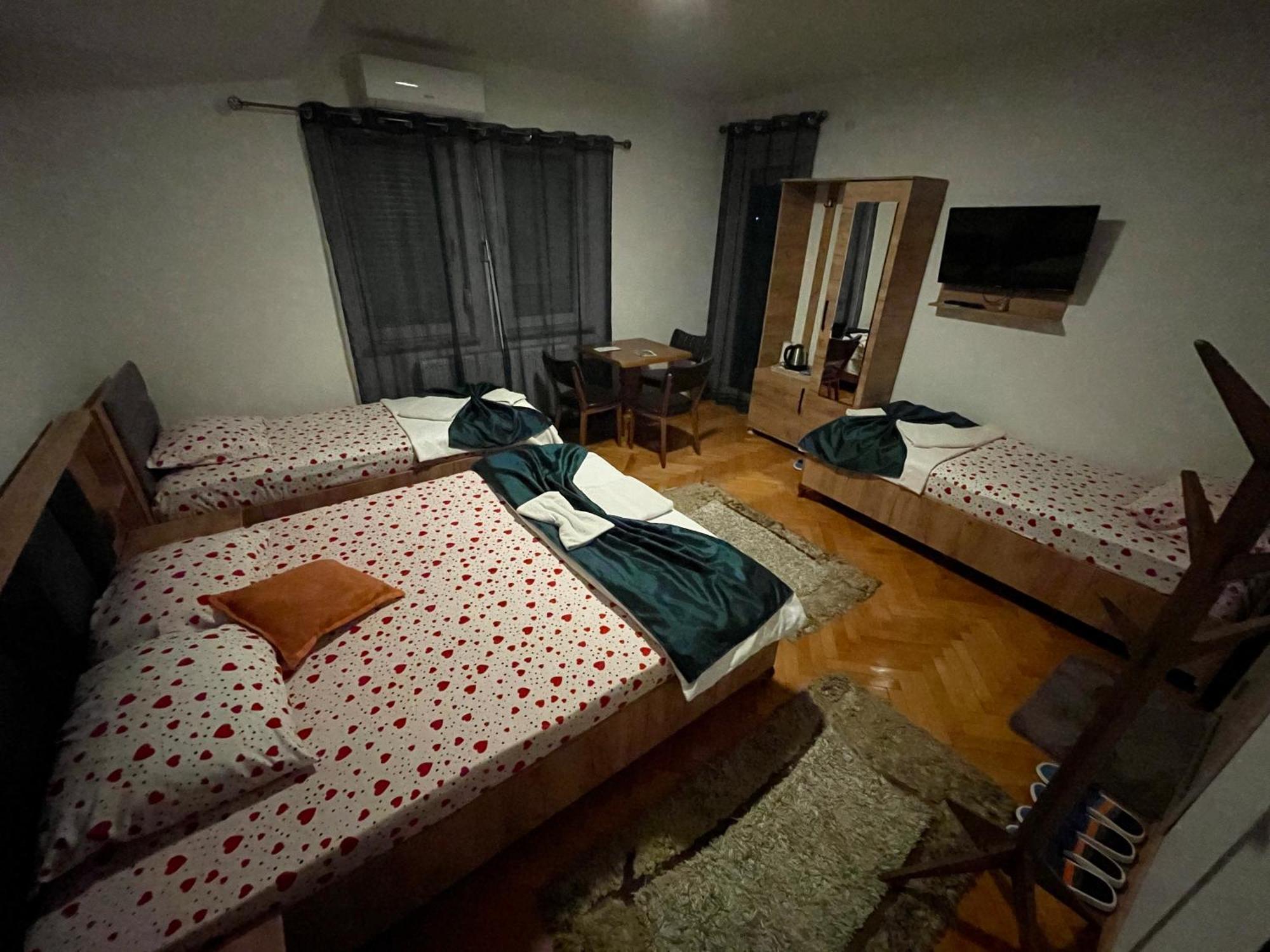 Madigan'S Hotel Kosovo Polje Esterno foto