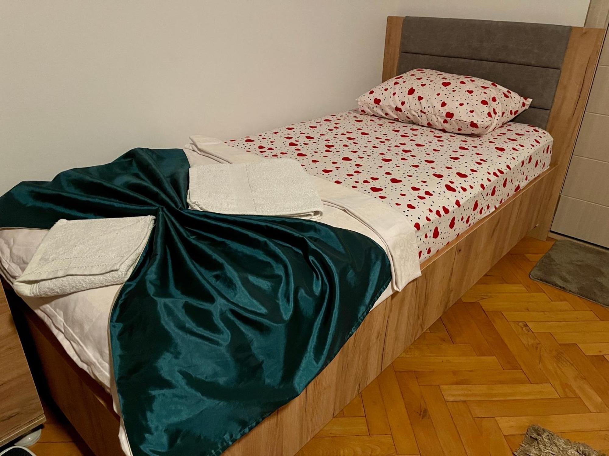 Madigan'S Hotel Kosovo Polje Esterno foto