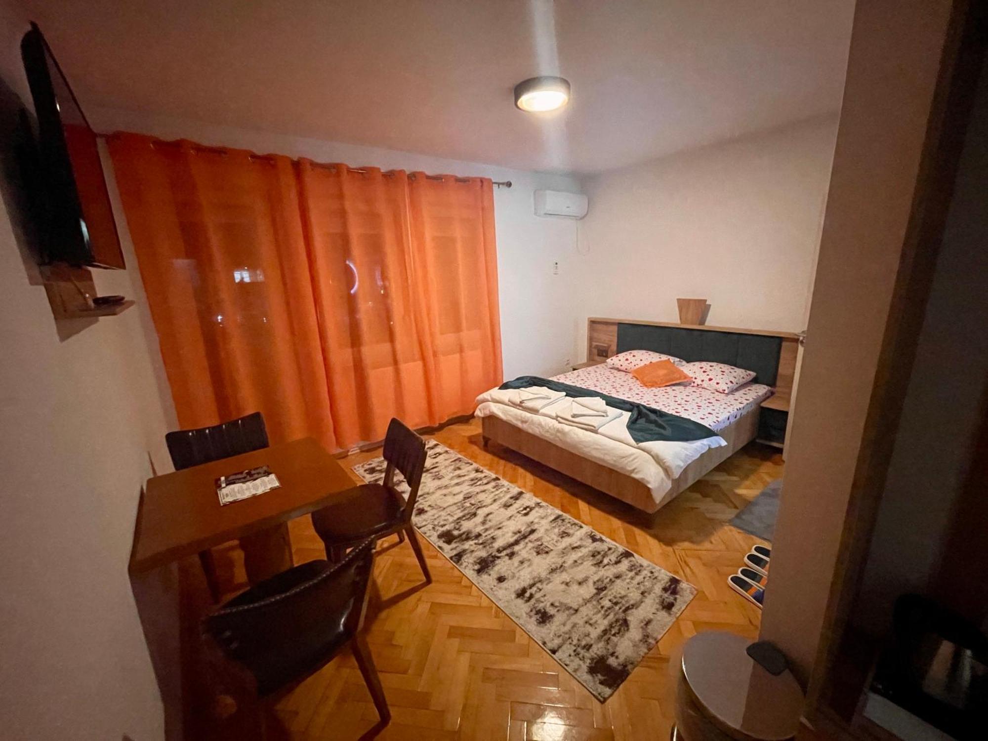 Madigan'S Hotel Kosovo Polje Esterno foto