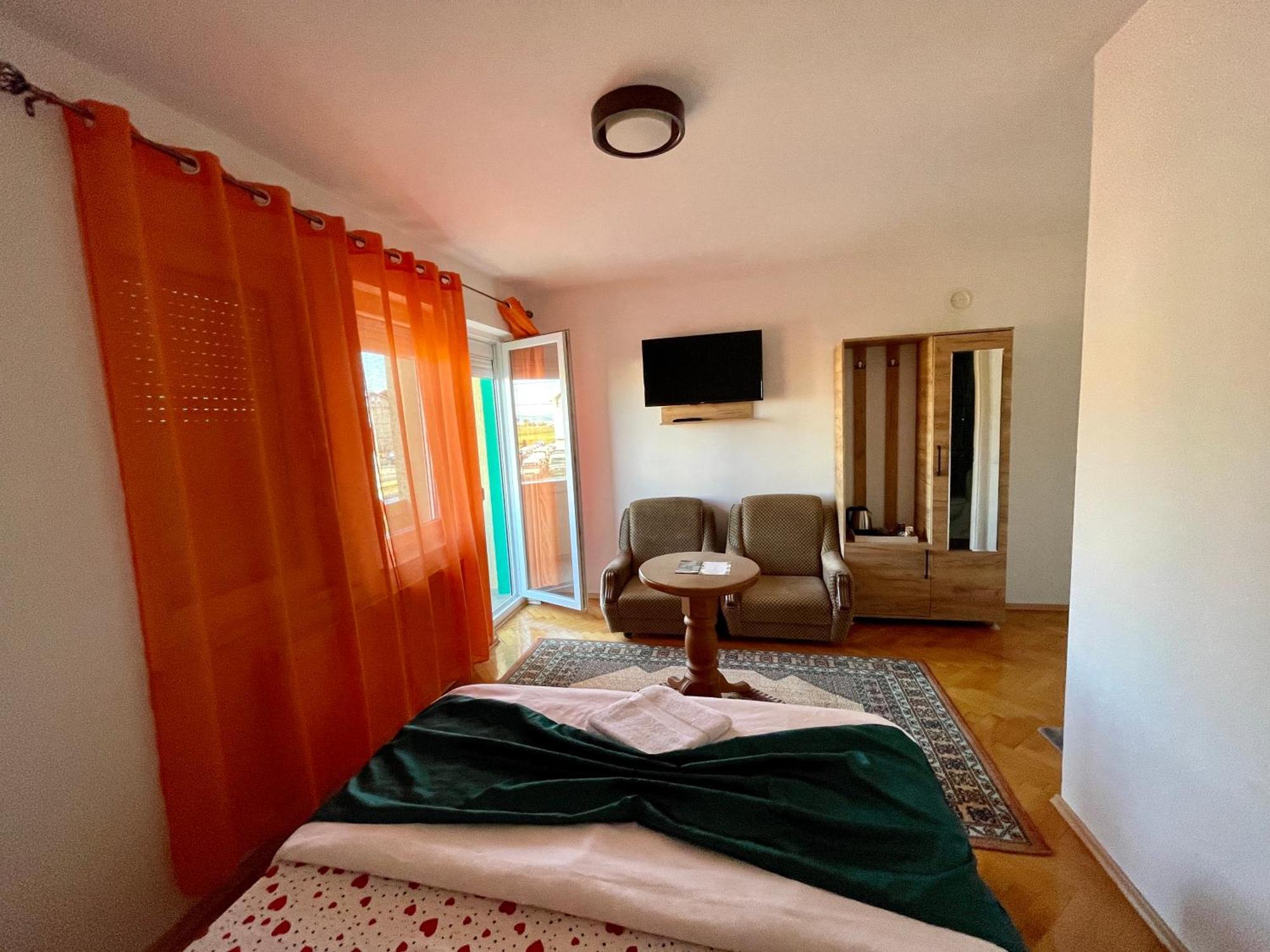 Madigan'S Hotel Kosovo Polje Esterno foto