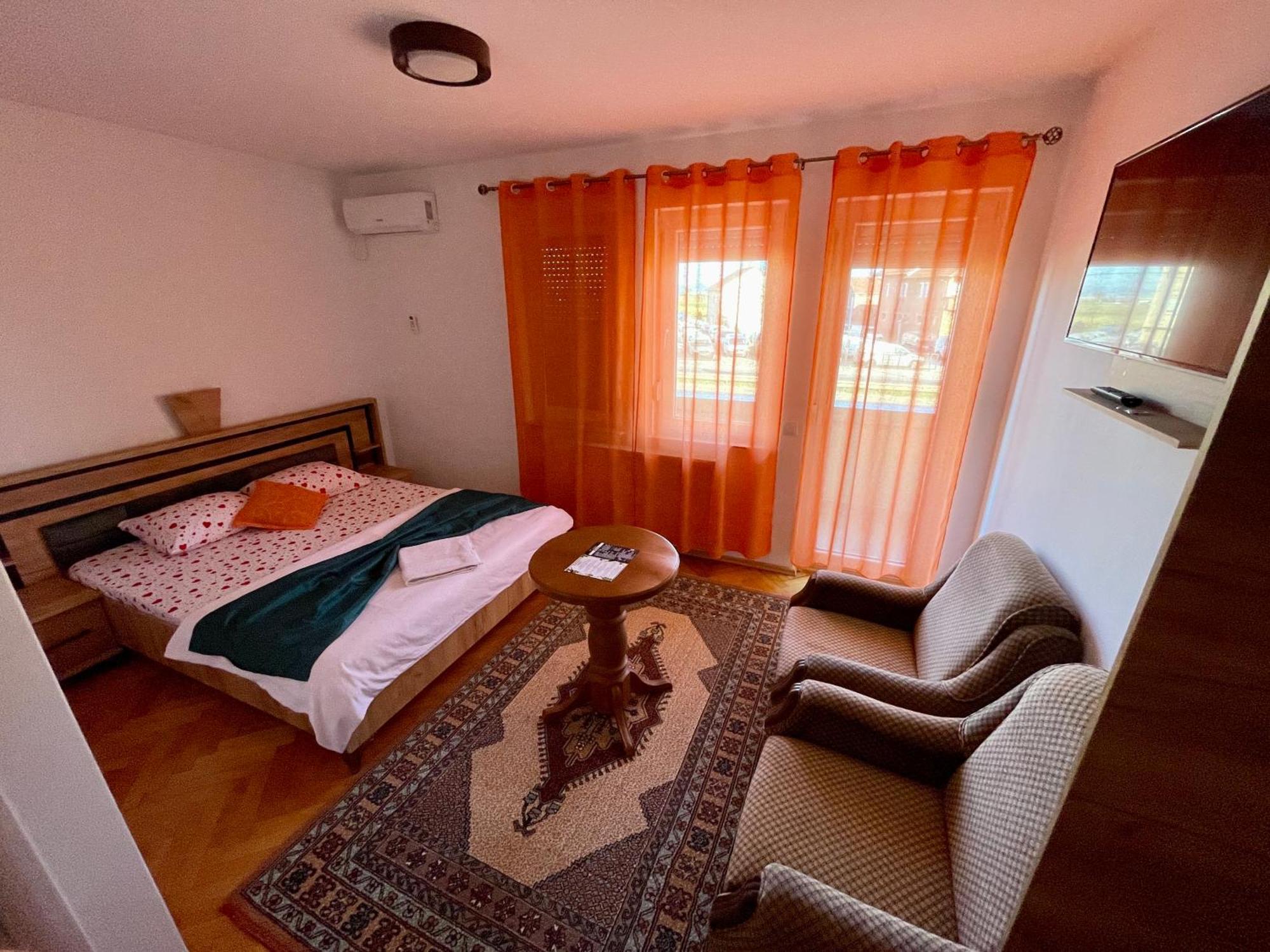 Madigan'S Hotel Kosovo Polje Esterno foto