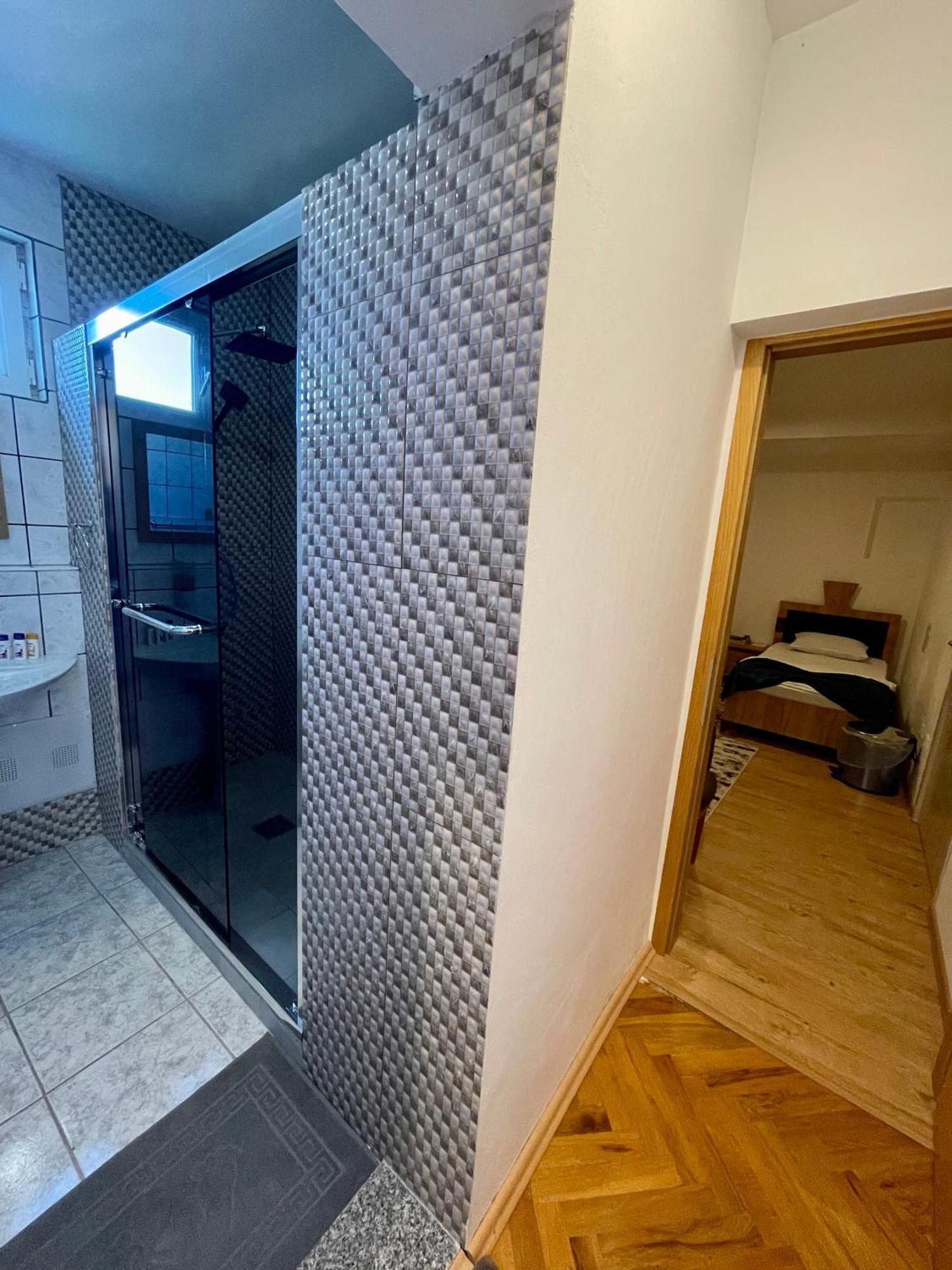 Madigan'S Hotel Kosovo Polje Esterno foto